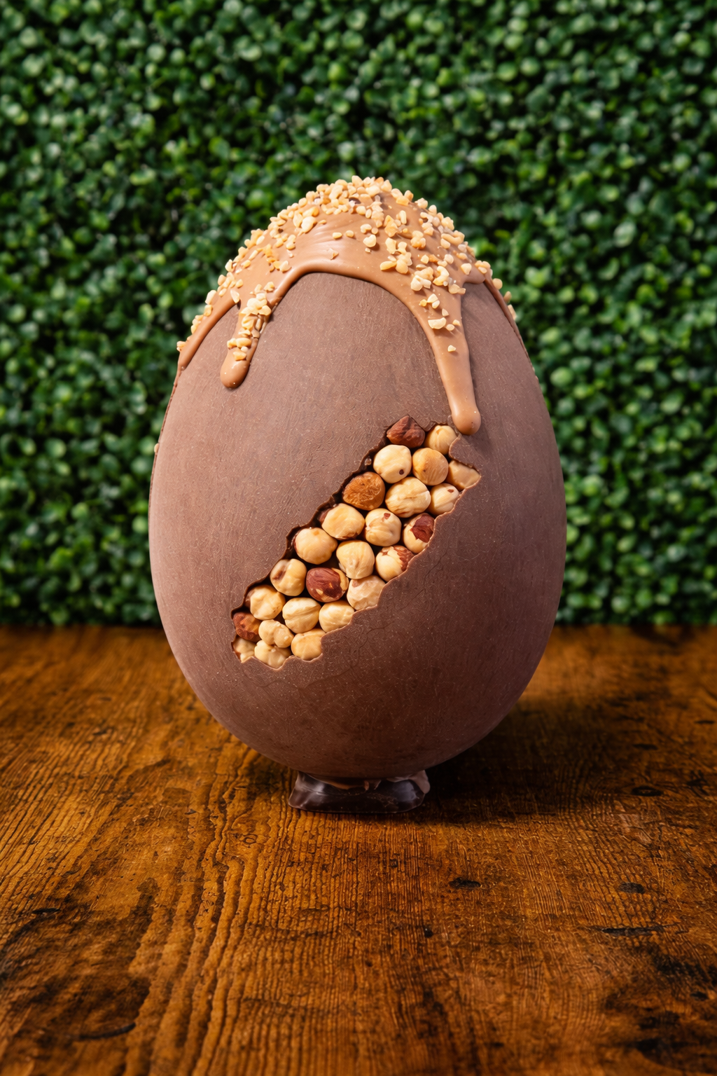 Uovo di pasqua al cioccolato al latte e nocciole intere